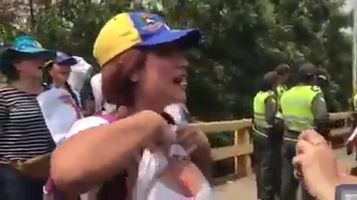 La venezolana que se volvió viral al mostrar sus pechos para denunciar que le dispararon