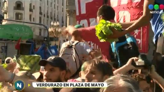 Productores regalaron verduras en la Plaza de Mayo