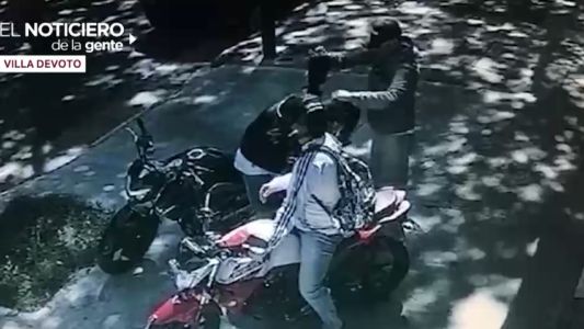 Video: así le robaron motochorros a un jubilado en la puerta de un banco