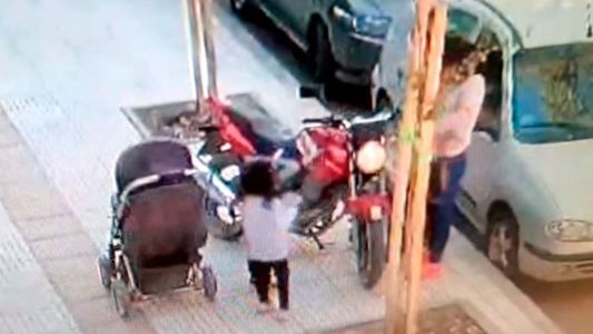 Neuquén: usaron a sus tres hijos de "pantalla" para robar una moto