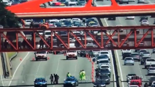 Así fue el dramático rescate de un hombre que quiso arrojarse de un puente de 10 metros