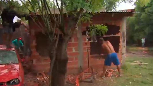 Indignación y dolor en Cañuelas: vecinos destruyeron la casa del horror