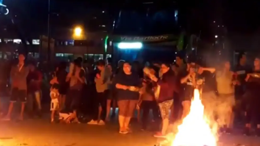 Vecinos del Barrio 31 cortaron el tránsito frente a Retiro por falta de luz