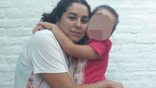 "Mi papá la prendió fuego a mi mamá": el desesperado relato de los hijos de la mujer quemada