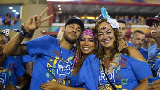 Mientras se recupera de su lesión, Neymar pasó por el Carnaval de Río