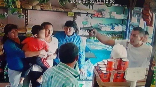 Video escalofriante: apuntaron a un nene a la cabeza para robar un local
