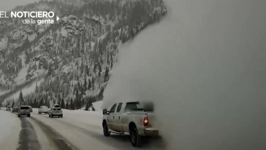 Video: una avalancha sepultó una ruta