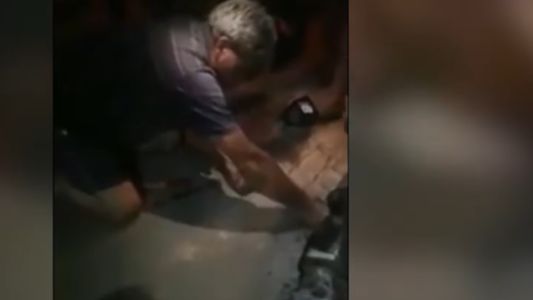 Dramático rescate de un nene atrapado en una canaleta de cemento