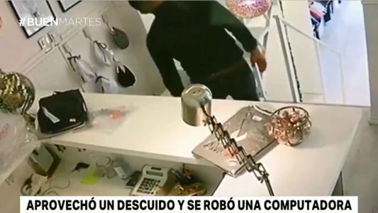Aprovechó un descuido para robarse una computadora