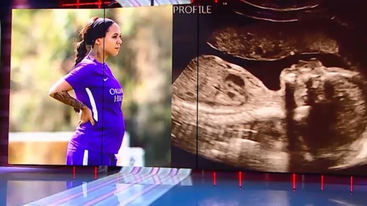 Jugadora de fútbol arranca la temporada embarazada de cinco meses