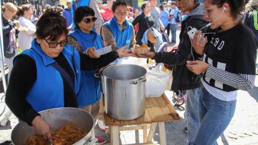 Barrios de Pie se instala en el Obelisco con ollas populares