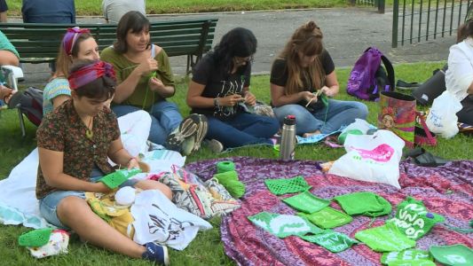 Una tarde con el grupo "Tejiendo feminismos": del "Ni una menos" al aborto legal