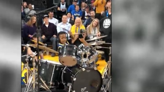 Un baterista de 4 años brilló en la NBA