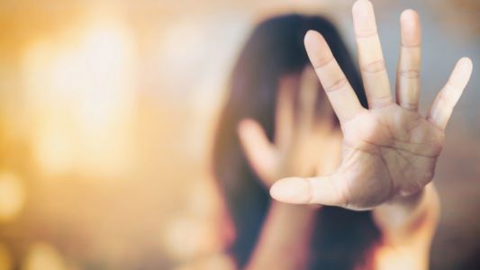 Inédito: un juez consideró un encendedor como arma en un caso de violencia de género