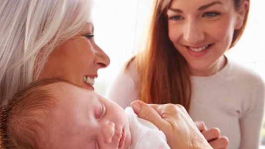 Una mujer denunció que su suegra le cambió el nombre a su bebé, mientras se recuperaba del parto