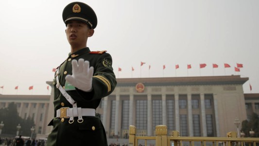 China: una madre le pegó y abandonó a su hijo porque no se sacó sobresaliente en la escuela