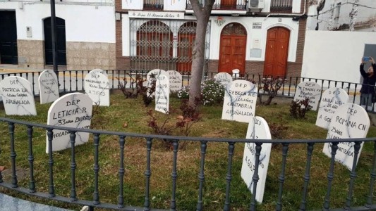 Un pueblo español colocó lápidas en homenaje a las mujeres asesinadas