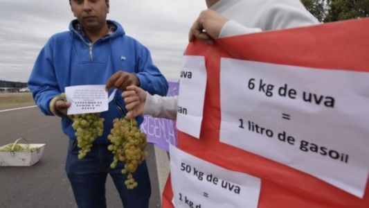 Viñateros regalaron uvas en la ruta como protesta por la crisis