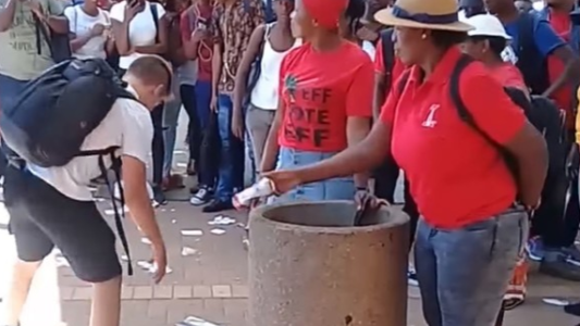 Un chico se vuelve viral por juntar la basura que dos mujeres tiran al suelo una y otra vez
