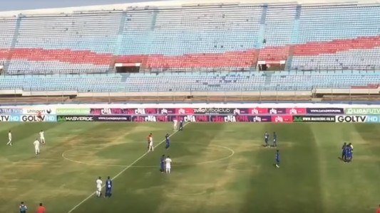 Apagón en Venezuela: futbolistas se quedaron todo el partido parados en la cancha como protesta