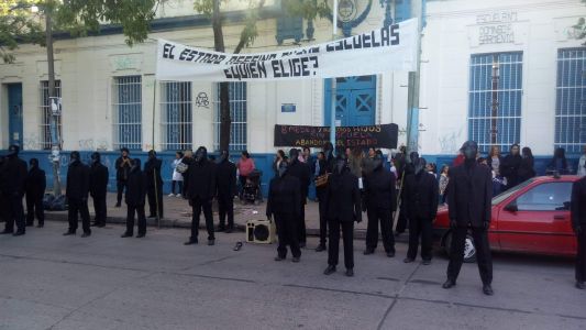Encapuchados impidieron que los alumnos ingresaran a una escuela de Moreno
