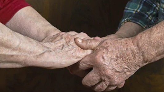 Tras 40 años sin verse, dos hermanos se reencontraron por casualidad en un hogar de ancianos