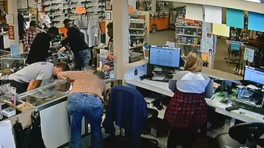 Video: previsible final para un intento de asalto en una armería