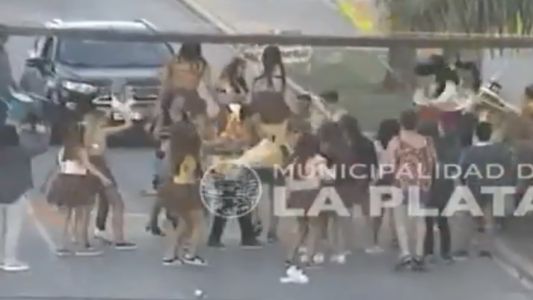 Una mujer borracha atropelló con su auto un "piquete" de estudiantes que festejaban el "UPD"