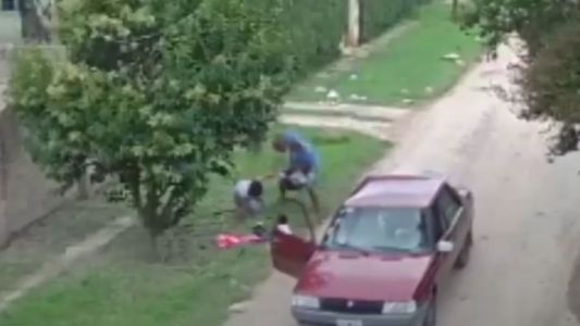 Caminaba con su hijo, bajaron de un auto y le dieron una paliza para robarle