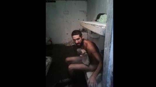 Video: Gil Pereg desnudo, maullando y tirando zarpazos en su celda