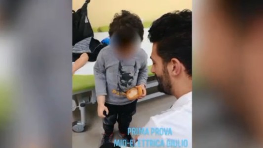 El viral que emociona: la reacción del nene al probar por primera vez un brazo ortopédico