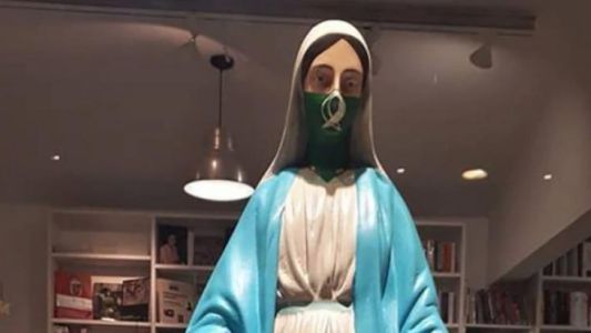 Polémica por una muestra de arte que exhibe una virgen con un pañuelo verde a favor del aborto