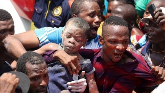 Más de 100 chicos quedaron atrapados en el derrumbe de una escuela en Nigeria