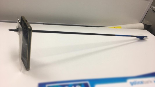 Lo atacó un hombre con un arco y flecha: se salvó gracias al celular