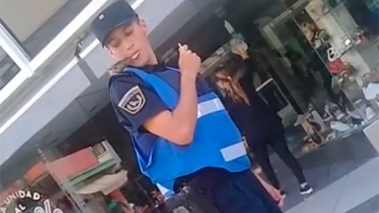 Video: el policía que le da de comer a un gorrión que se posó en su hombro