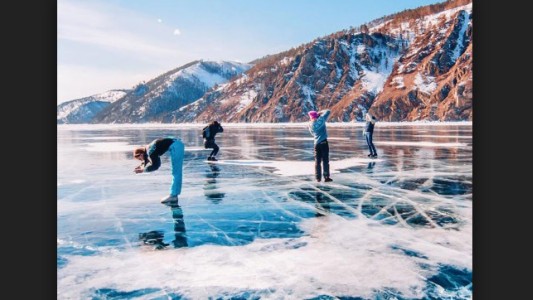 La impresionante "telaraña de hielo" en un lago de Siberia