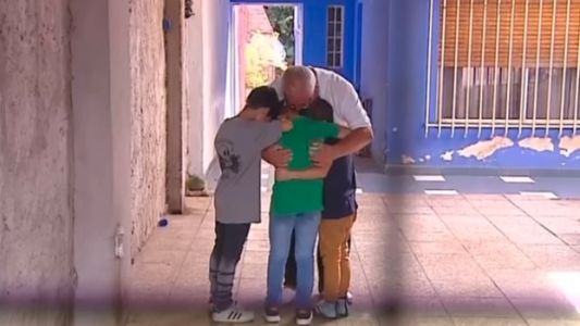 Foto desgarradora: los hijos de la mujer asesinada en San justo, abrazados por su abuelo