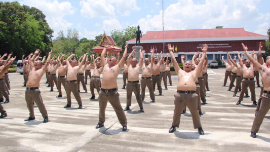 Tailandia: policías con sobrepeso deberán ir al campamento de "destrucción de barrigas"