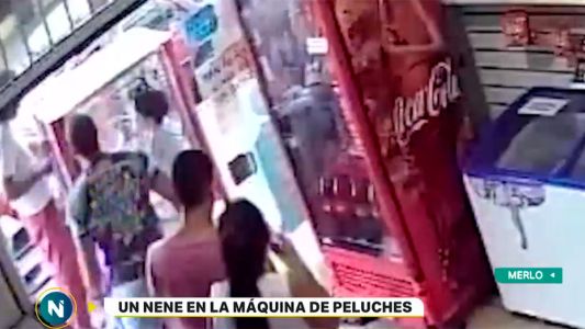 Insólito: rescataron a un nene que se metió en una máquina de peluches