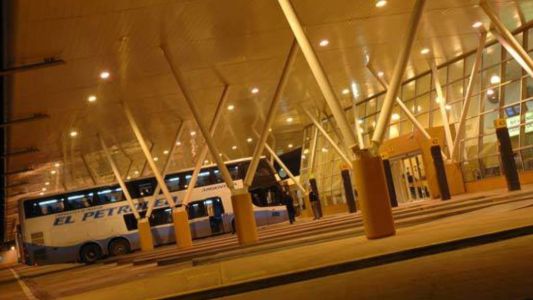 Comenzó un paro nocturno de micros de media y corta distancia en el interior del país