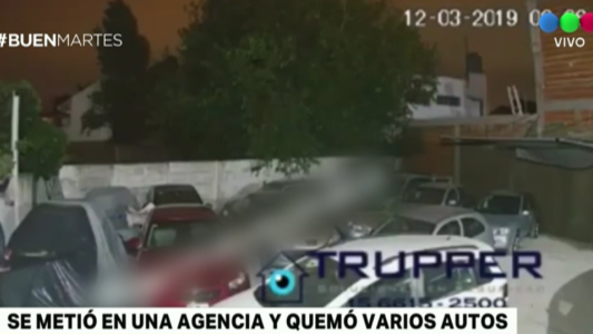 Se metió en una agencia y quemó varios autos