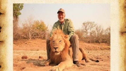 Video: el brutal cazador que asesina a un león dormido