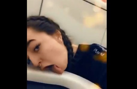 El extraño caso de la joven que chupa el inodoro del baño de un avión