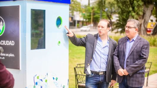 Instalan una máquina que da descuentos en comercios a cambio de residuos reciclables