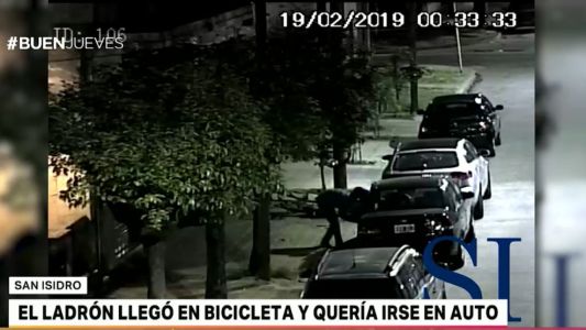 Llegó en bicicleta pero quiso irse en auto ajeno