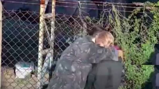 Se estaba por arrojar a las vías: se le acercó un policía, la abrazó y la salvó