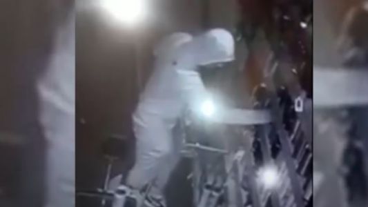 Se tomó más de una hora para robar, eligiendo con cuidado