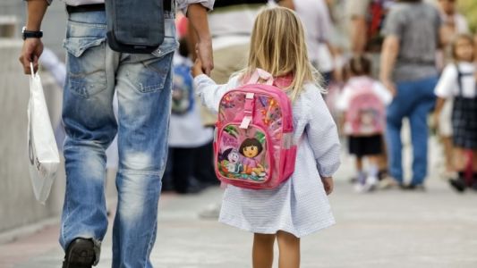 Un policía dejó el arma reglamentaria cargada en la mochila que su hija llevó a la escuela