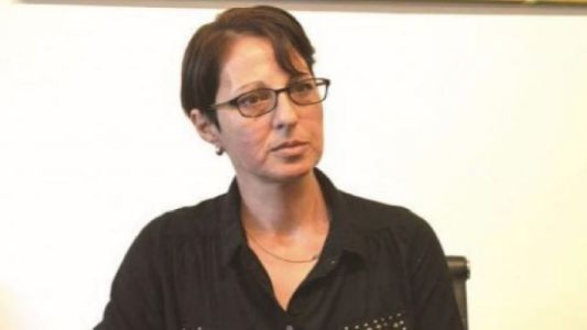 La historia de la mujer que trabaja de empleada doméstica, mientras espera para recibir una herencia millonaria