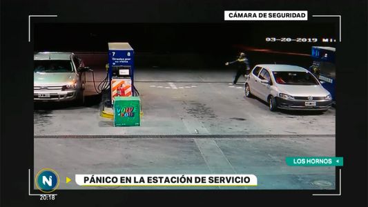 Robo y estampida en una estación de servicio